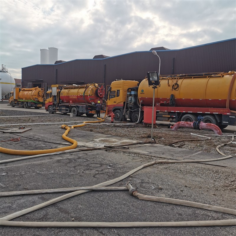 和平镇污水池清理