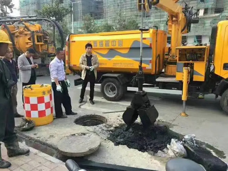 和平镇街道：网格员化身“清道夫”，为民解忧疏通“堵心”化粪池