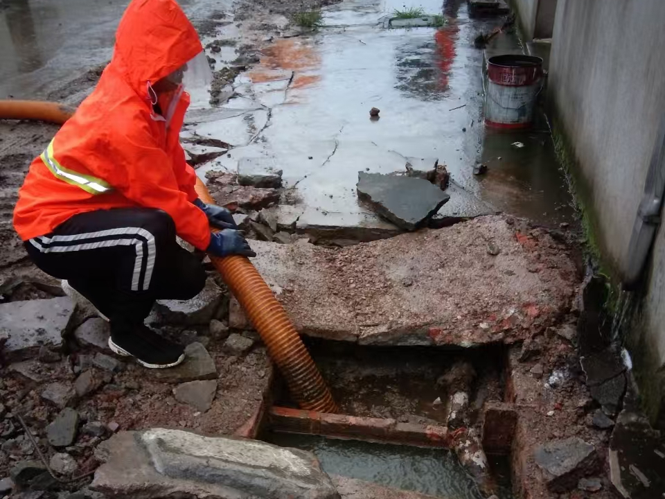 和平镇专业清理污水池 炜誉市政以规范流程守护城市 “肠道”